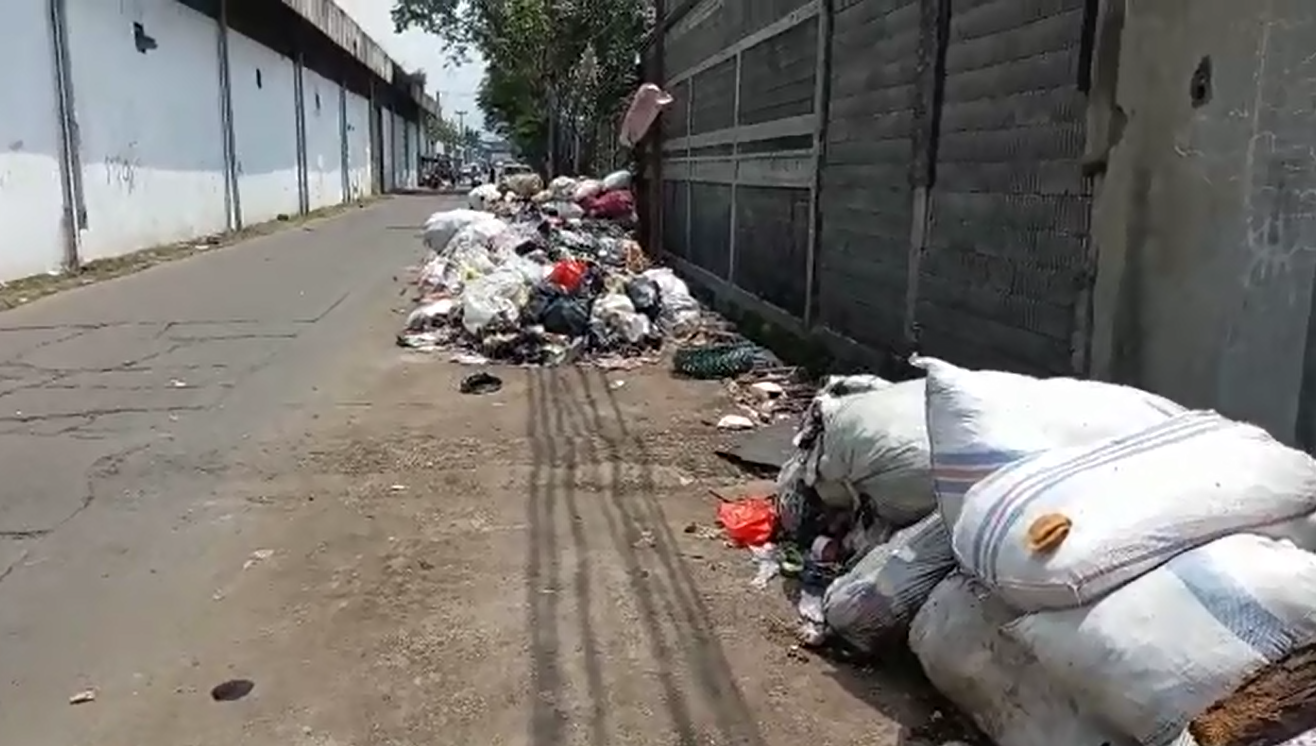 Penumpukan Sampah Berjejer di Sepanjang Bahu Jalan Kawasan Industri Prapanca Cigondewah Kaler, Kok Dibiarkan...?