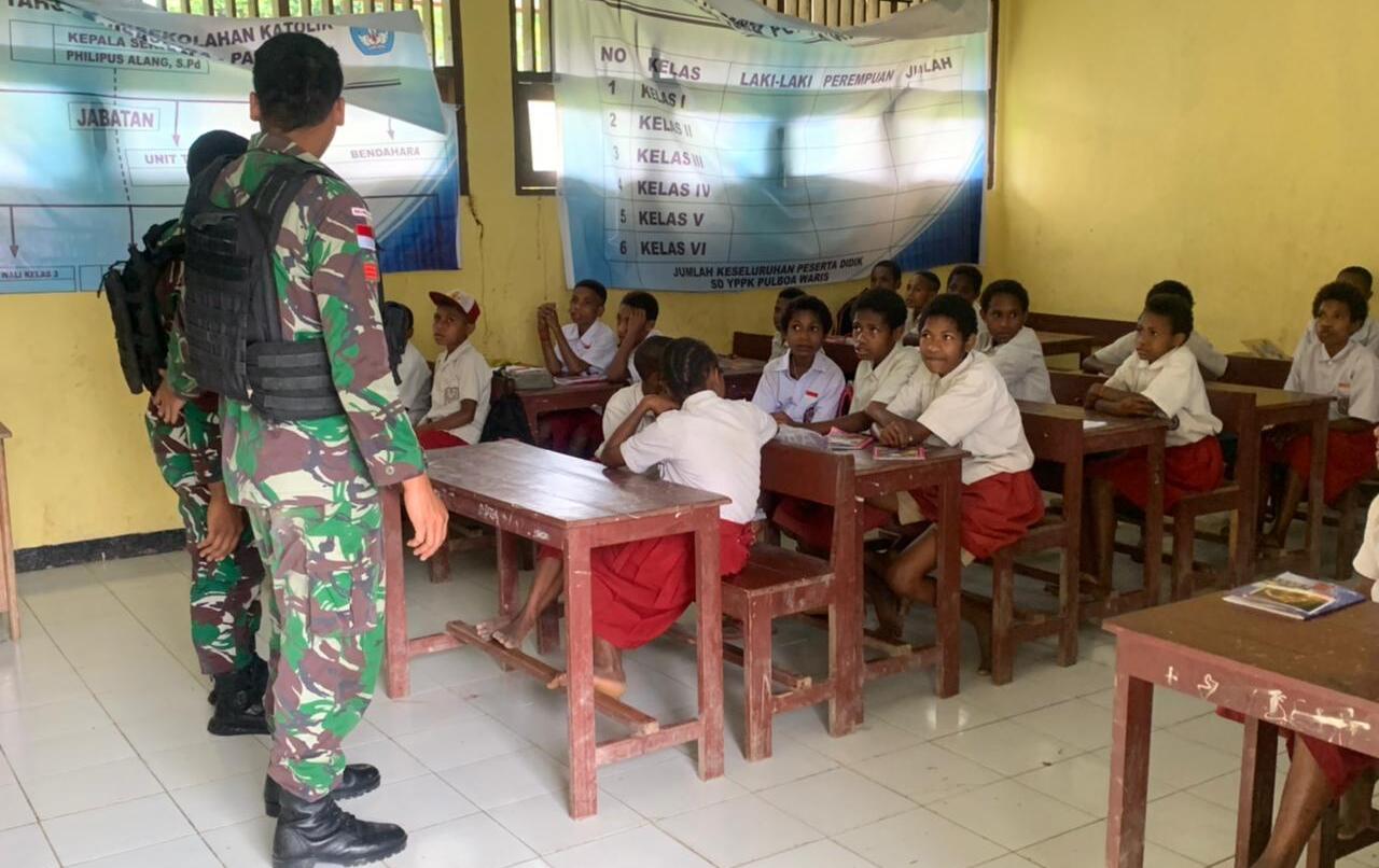 TNI sebagai pengajar, generasi penerus, SD YPPK Pulboa, pendidikan di Keerom, keterbatasan guru, Papua