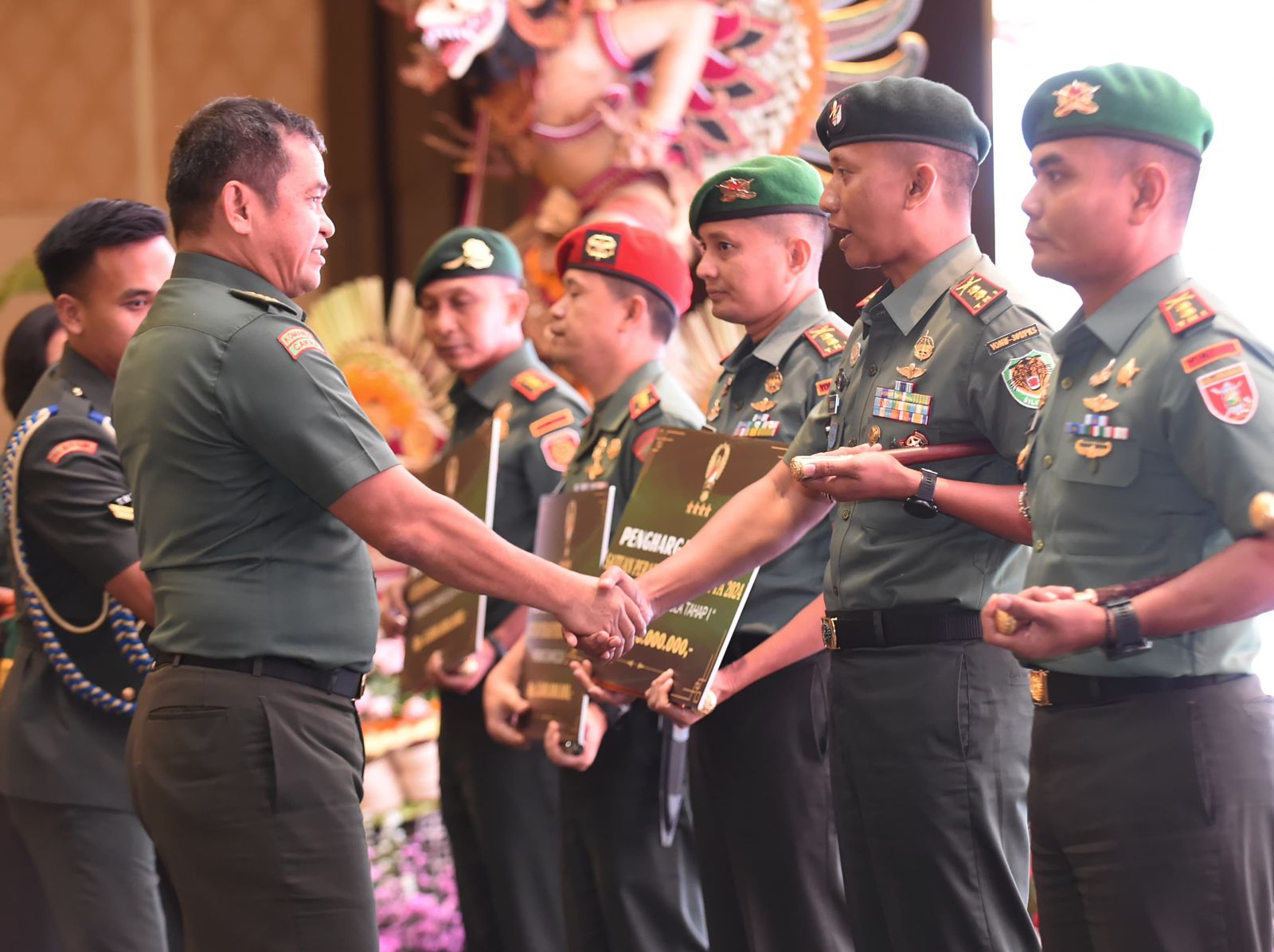 Batalyon Infanteri 301/KS Terima Penghargaan Peringkat ke-3 Terbaik se Angkatan Darat Rehab Rumah Swakelola