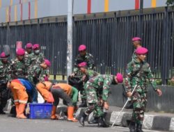 Prajurit Korps Marinir Bersama Masyarakat dan Pemkot Jakarta Pusat Laksanakan Pembersihan Area Publik