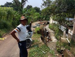 Kades Sukaharja Kecamatan Ciomas Memantau Langsung Pengerjaan Progbang Bankeu